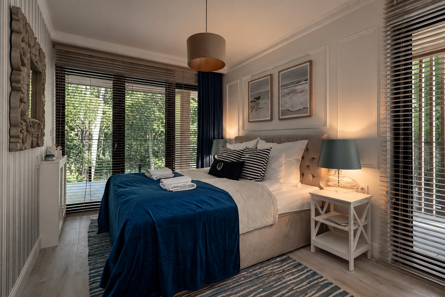 Salon apartamentu Sea & Forest w Międzyzdrojach z błękitną sofą i nadmorskimi detalami