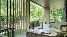 Taras apartamentu Sea & Forest z meblami i widokiem na las – fotografia nieruchomości nad morzem