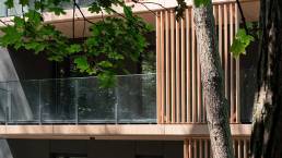 Taras apartamentu Sea & Forest z meblami i widokiem na las – fotografia nieruchomości nad morzem