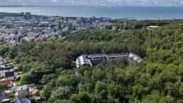 Apartament Sea & Forest Międzyzdroje z lotu ptaka w otoczeniu lasu – fotografia z drona nieruchomości