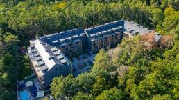 Apartament Sea & Forest Międzyzdroje z lotu ptaka w otoczeniu lasu – fotografia z drona nieruchomości